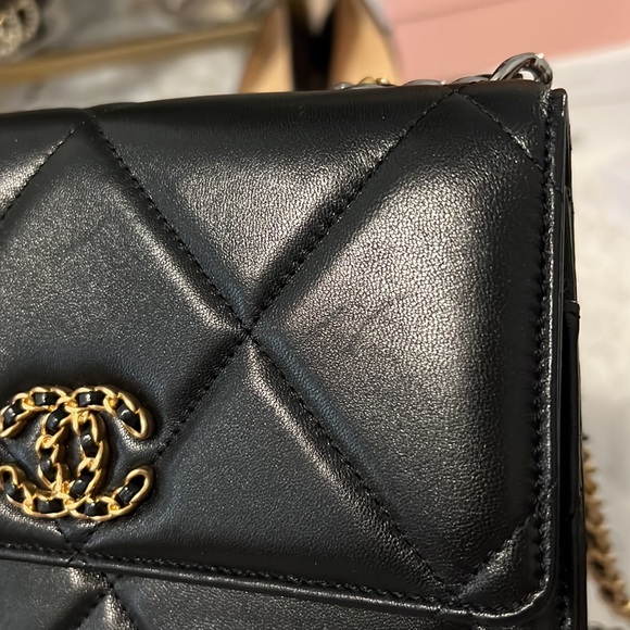 CHANEL 19 Black WOC - Picture 4 of 8
